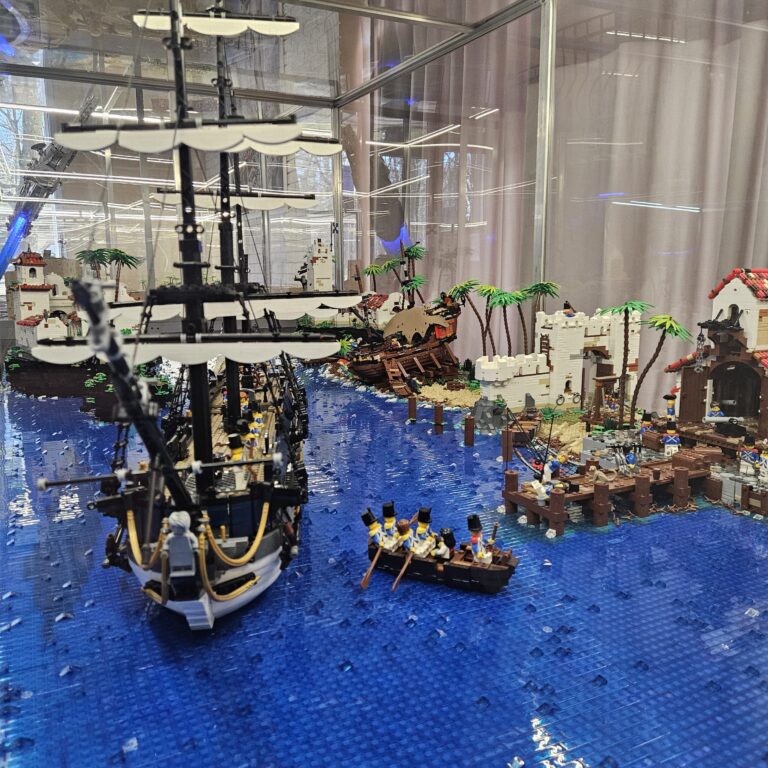 Makieta MOC z tysięcy klocków z piratami i statkami w KOłobrzegu