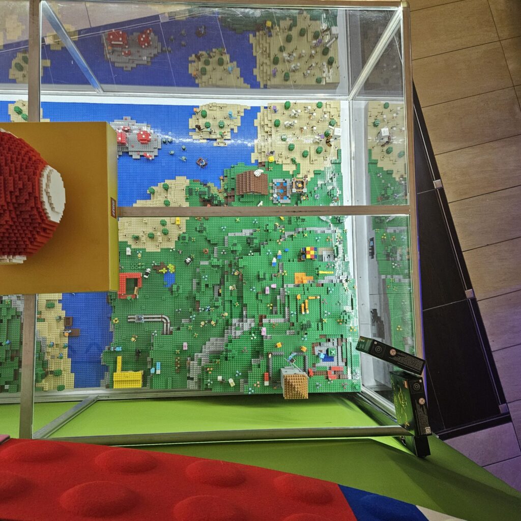 Interaktywna makieta z serii LEGO Minecraft, w której dzieci szukają ukrytych figurek.